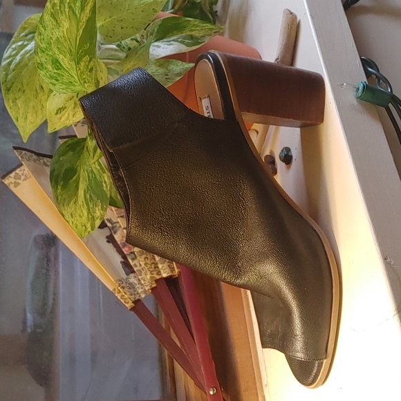 Peekaboo Toe Leather Heels - Picture 1 of 8